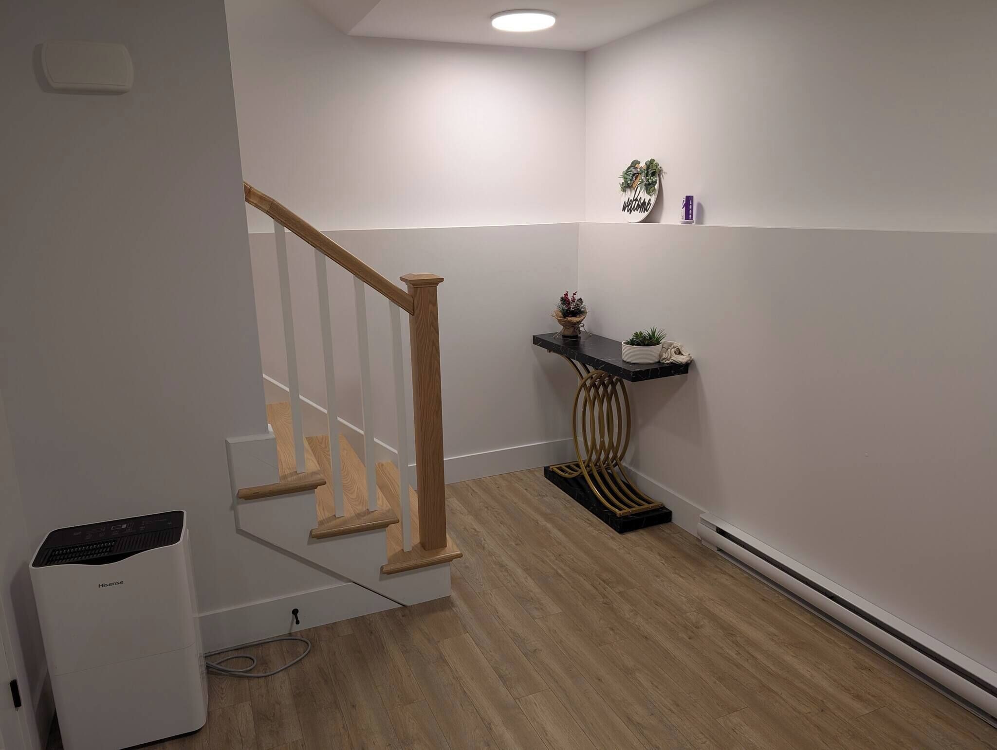 Un escalier avec des rampes en bois menant à un palier.