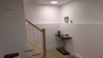 Un escalier avec des rampes en bois menant à un palier.
