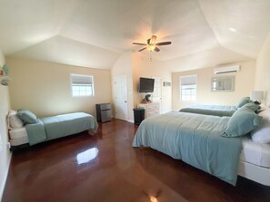 Room - Tiny home in lovely Rockport TX-Frigate House #2 (Rockport)