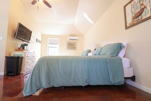 Room - Tiny home in lovely Rockport TX-Frigate House #2 (Rockport)
