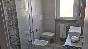 SĂšche-cheveux, bidet, serviettes fournies, savon