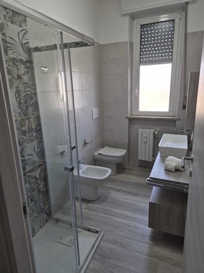 Asciugacapelli, bidet, asciugamani, sapone