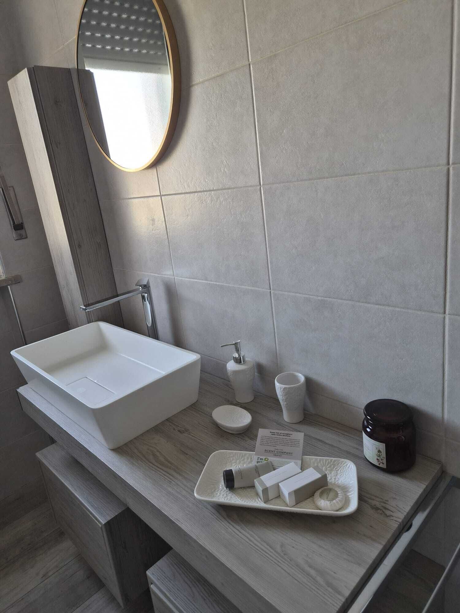 Sèche-cheveux, bidet, serviettes fournies, savon