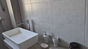 Sèche-cheveux, bidet, serviettes fournies, savon