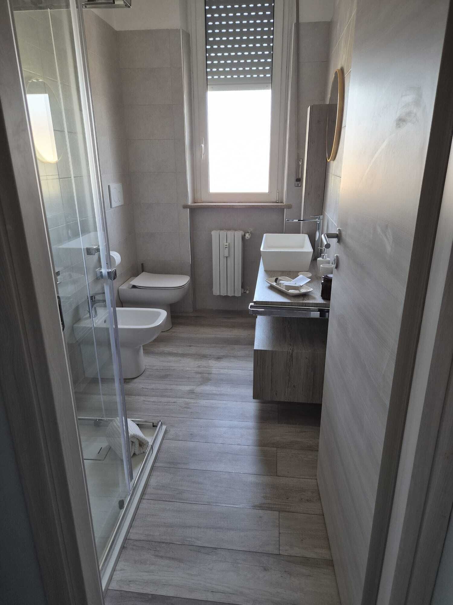 Een haardroger, een bidet, handdoeken, zeep