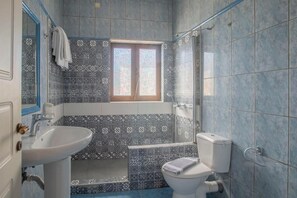 Camera Comfort con 2 letti singoli, vista mare | Bagno | Pantofole