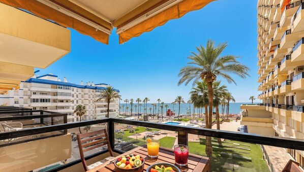 Outdoor dining - Beachfront Studio w/ Sea Views & Pools REF022 (Benalmádena)