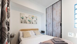 1 bedroom, iron/ironing board, WiFi (free), bed sheets - Beachfront Studio w/ Sea Views & Pools REF022 (Benalmádena)