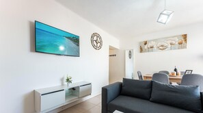 TV - Beachfront Studio w/ Sea Views & Pools REF022 (Benalmádena)