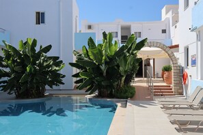 Seasonal outdoor pool, pool umbrellas, pool loungers - Platanes Hotel Apartments Rethymno (Rethymno)