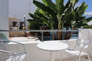 Apartamento standard, sacada, vista para a piscina | Opções para refeição ao ar livre