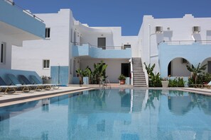 Piscina externa sazonal, guarda-sóis, espreguiçadeiras