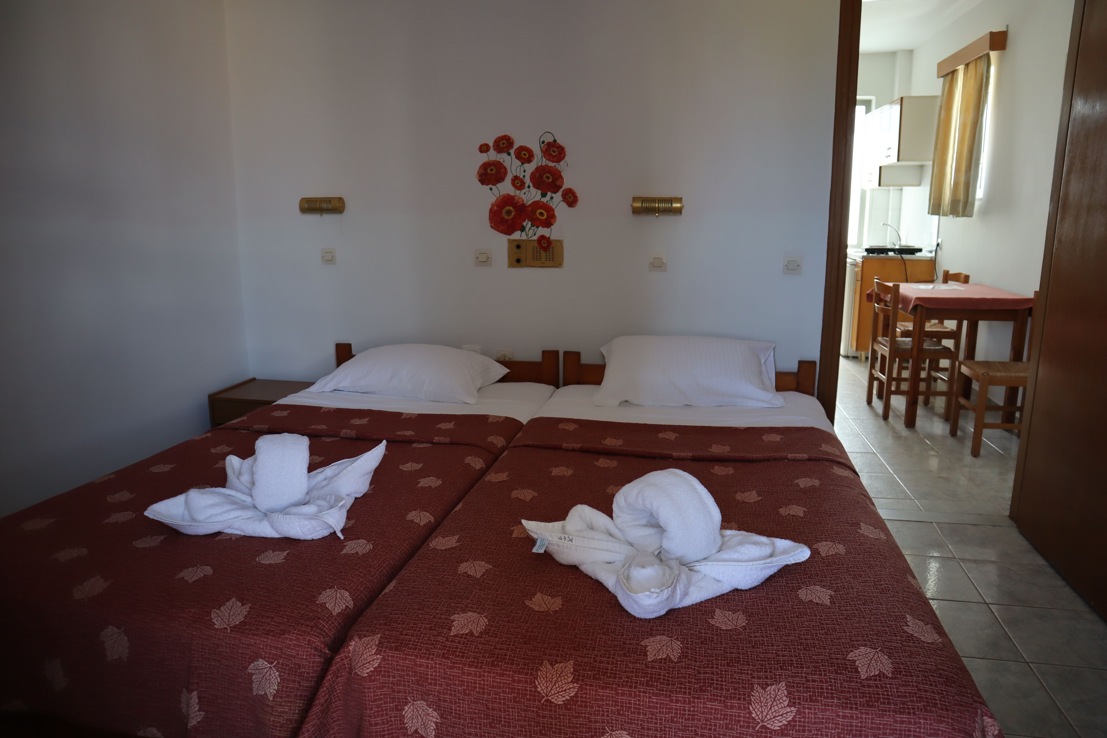 Standard Apartment, Balcony, Pool View | Peti besi dalam bilik, seterika/papan seterika, Wi-fi percuma 