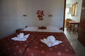 标准公寓, 阳台, 泳池景观 | 客房内保险箱、熨斗/熨板、免费 WiFi