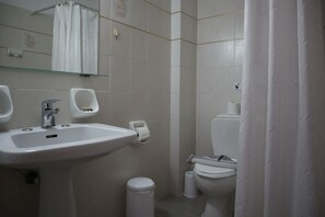Standard-Studio, Balkon, Poolblick | Badezimmer | Dusche, Handtücher, Seife, Shampoo