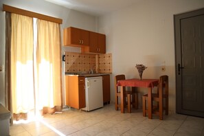 Standard-Studio, Balkon, Poolblick | Eigene Küche
