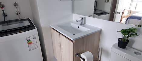 Secadora de cabello, jabón, papel de baño