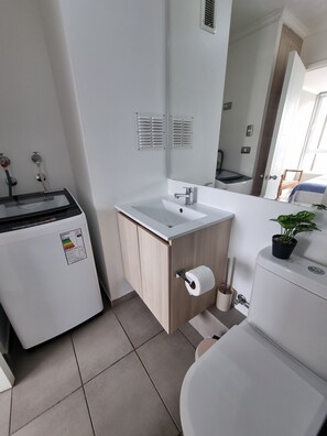 Secadora de cabello, jabón, papel de baño 