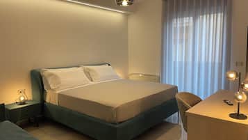 Minibar, caja de seguridad en la habitación y escritorio
