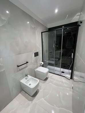 Comfort-Dreibettzimmer, Balkon | Badezimmer