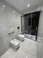 Habitación triple Confort, balcón | Baño | Ducha, secador de pelo, toallas y jabón