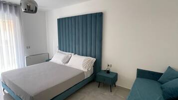 Ein Schlafzimmer mit Bett, Nachttisch und Kopfteil.