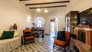 Una sala de estar con un sofá, dos sillones, una chimenea y un televisor.