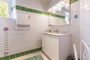 Dusche, Haartrockner, Handtücher
