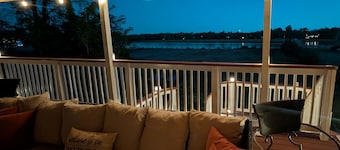 Spacious 3-bedroom house in serene Martins Beach, minutes from Philadelphia!
