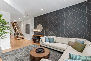TV - The Roosevelt | Modern 3BR in Historic Bloomingdale (Washington)