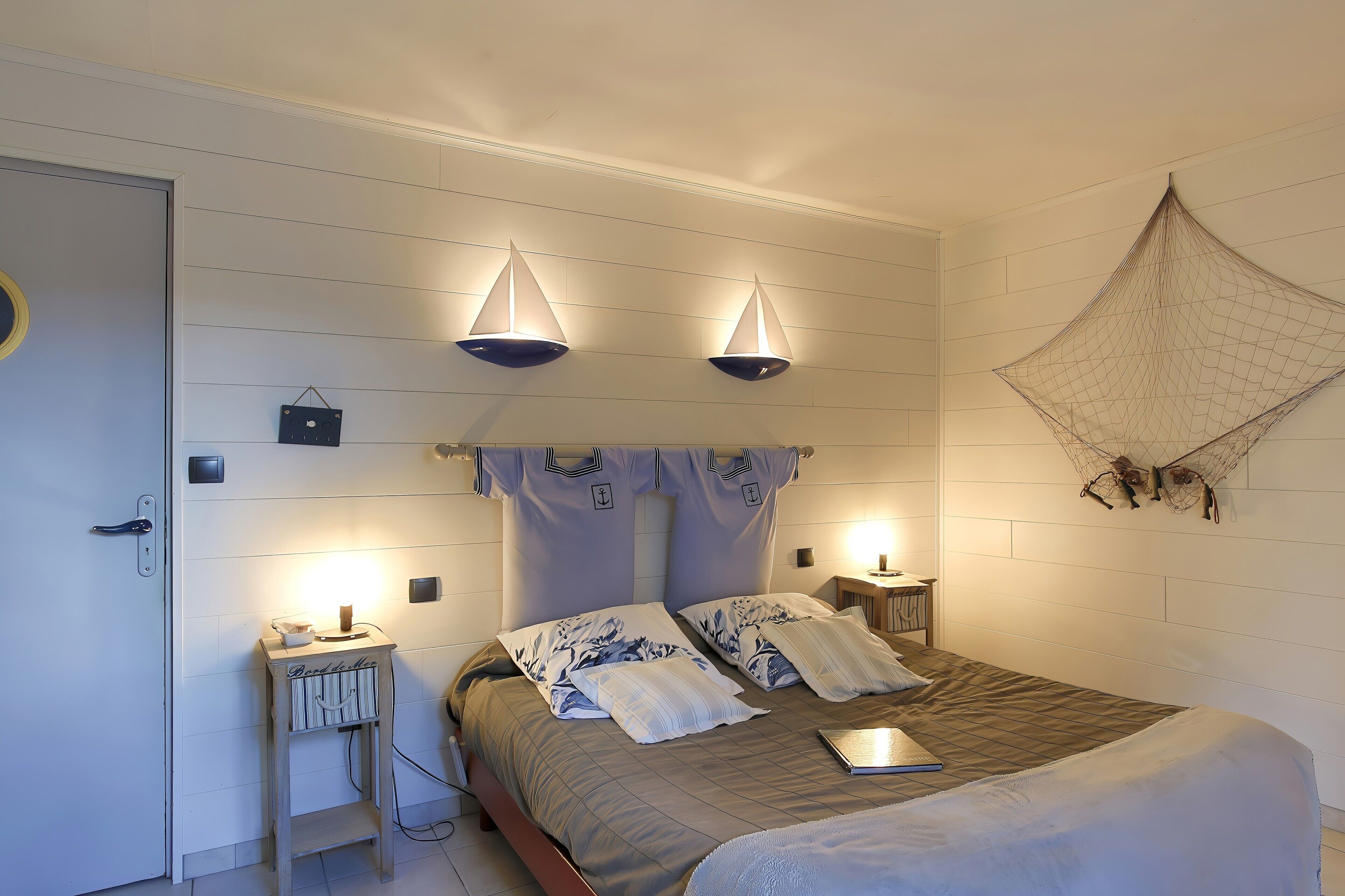 WiFi, bed sheets