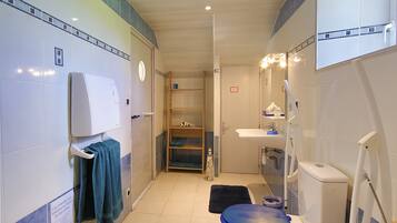 Een badkamer met een toilet, wastafel en planken.