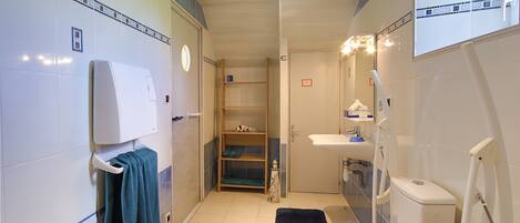 Een badkamer met een toilet, wastafel en planken.