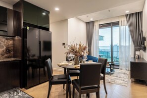 Apartamento, vista para a cidade | Opções para refeição