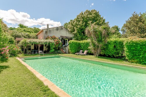 Cottage in Uzès by the Water