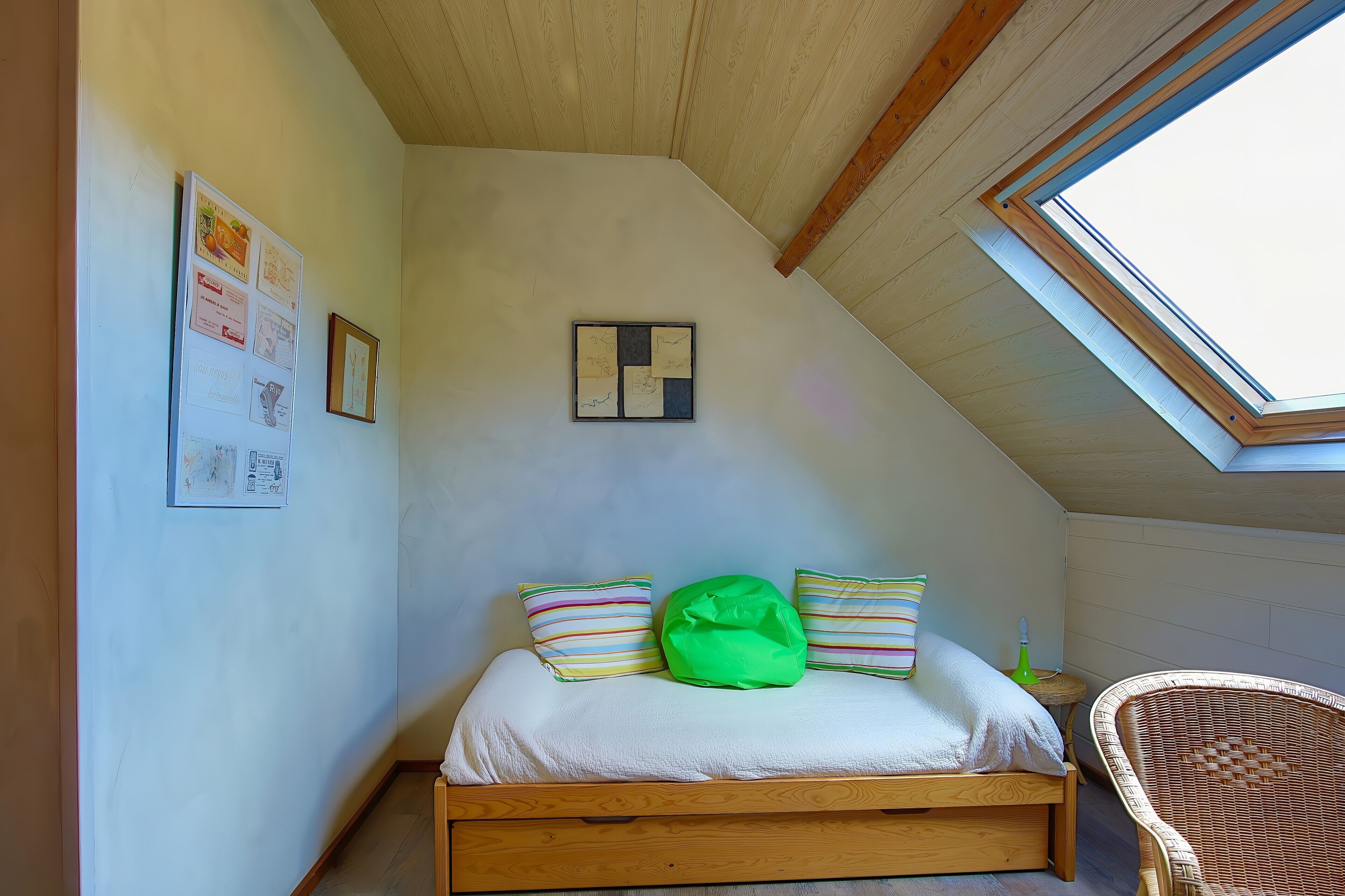 WiFi, bed sheets