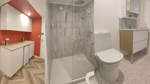 Un baño moderno con ducha, inodoro y lavamanos.