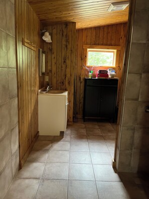 Shower, hair dryer, towels, soap - Cozy lakeside cabin on Lake Eden, Vermont (Eden)
