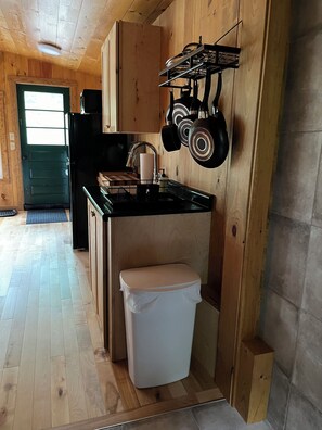 Private kitchen - Cozy lakeside cabin on Lake Eden, Vermont (Eden)