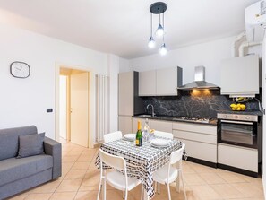 Kühlschrank, Ofen, Geschirrspüler, Kochgeschirr/Geschirr/Besteck