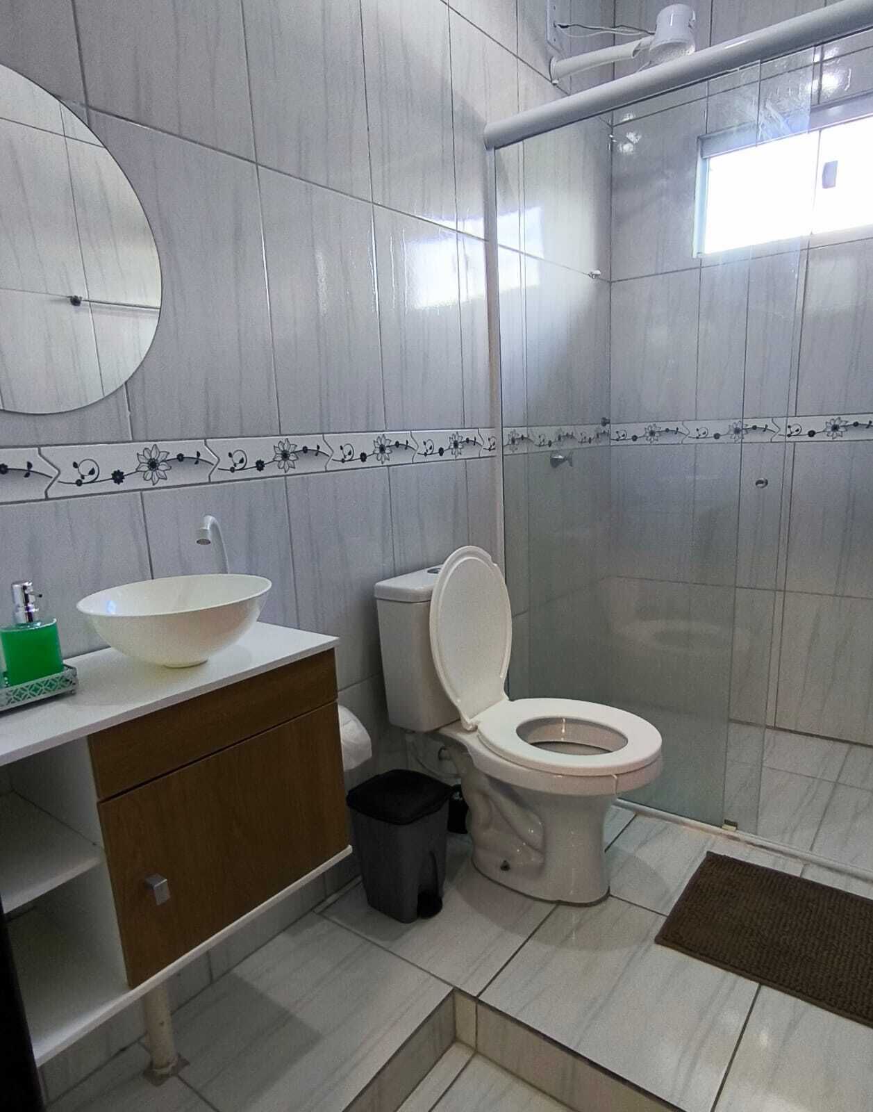 Secador de cabelo, toalhas de banho, papel higiênico 