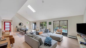 Smart TV, fireplace - Southampton Retreat, Spacious Family Escape with Heated Pool & Stunning... (Southhampton)