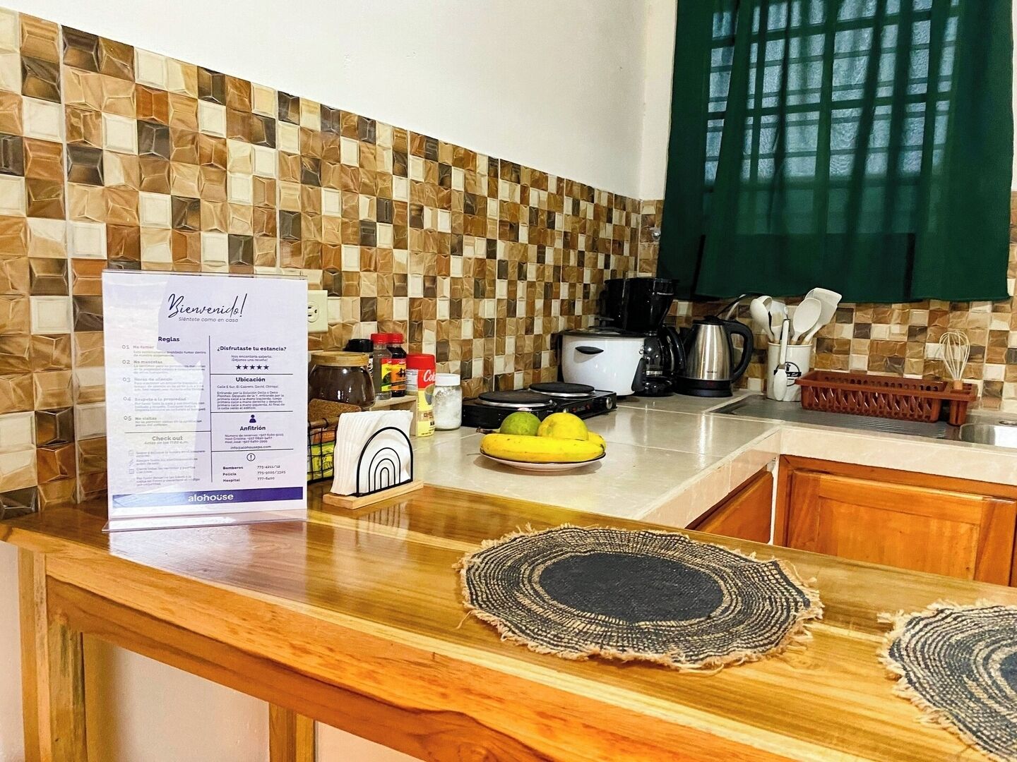 Refrigerador, microondas, parrilla de estufa y cafetera y tetera 