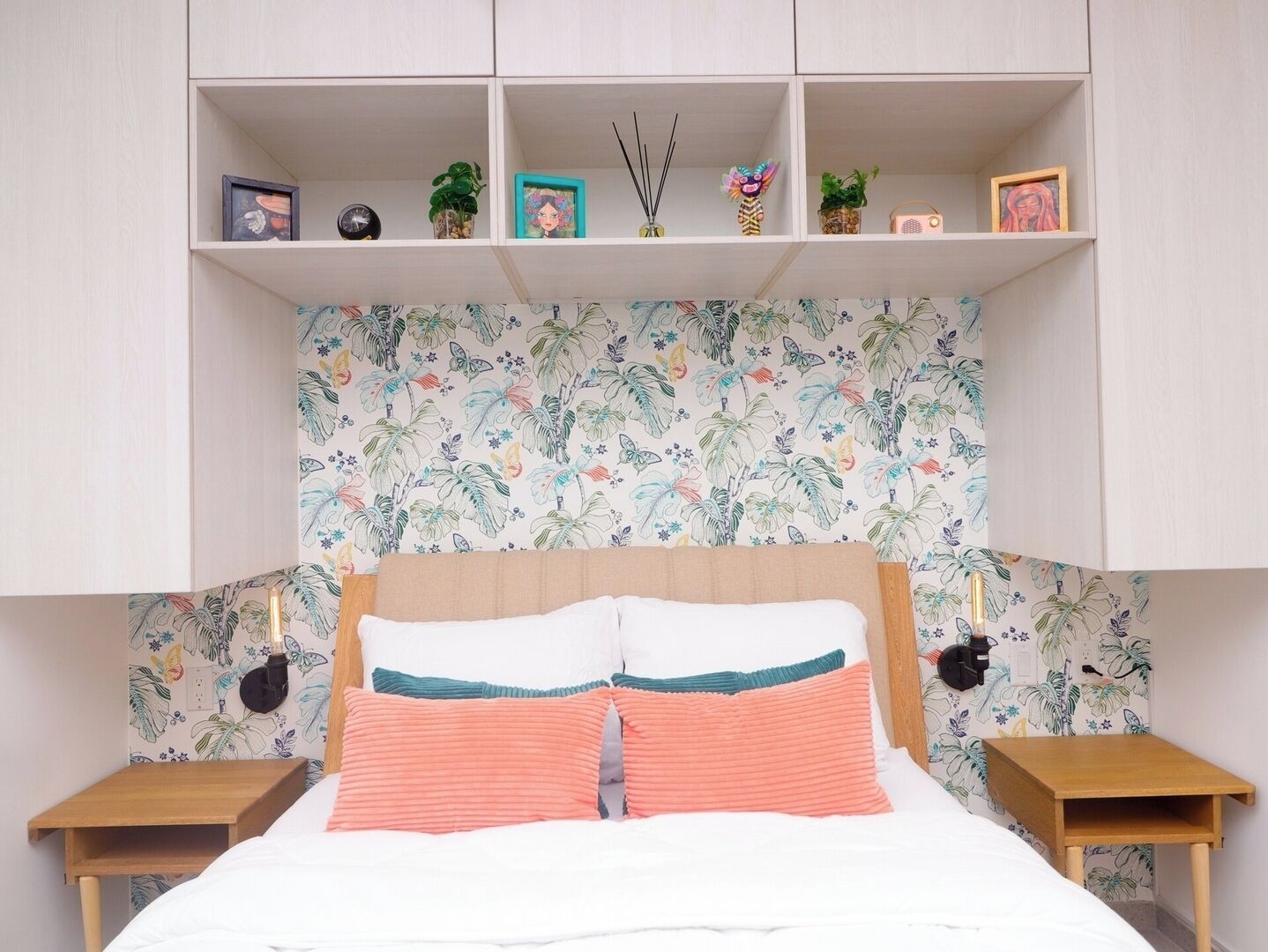 Tabla de planchar con plancha, wifi, ropa de cama