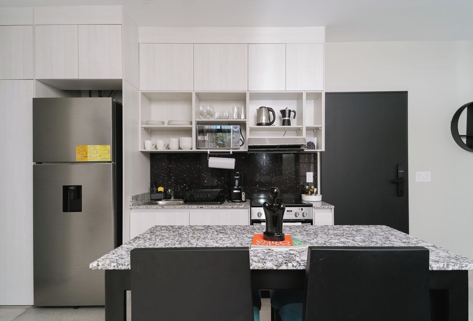 Frigorífico, microondas, horno y placa de cocina