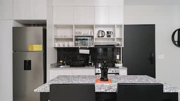 Frigorífico, microondas, horno y placa de cocina
