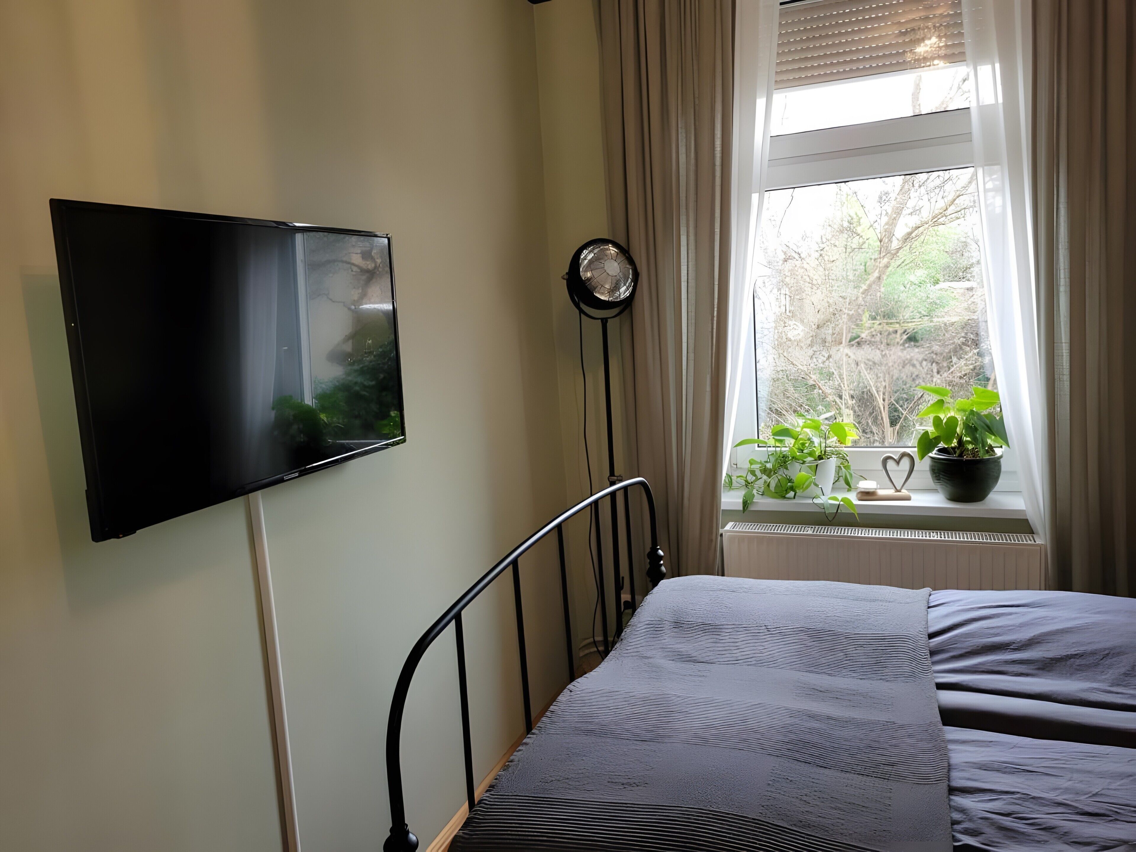 WiFi, bed sheets
