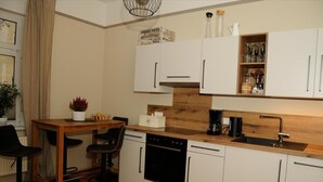 Kaffetrakter/tekoker, kjøleskap, ovn og kokeplater