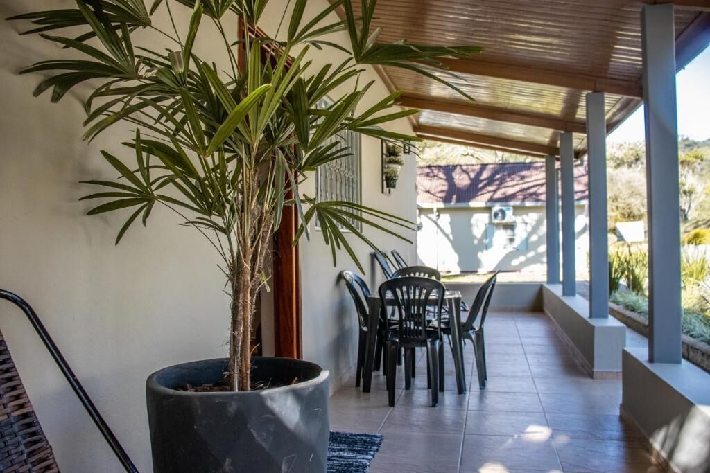 Familieværelse - balkon - udsigt til pool | Udendørs spisemuligheder