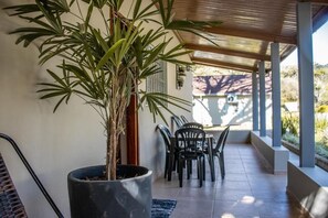 Family Room, Balcony, Pool View | Outdoor dining - Hotel O Recanto Serra Negra (Serra Negra)